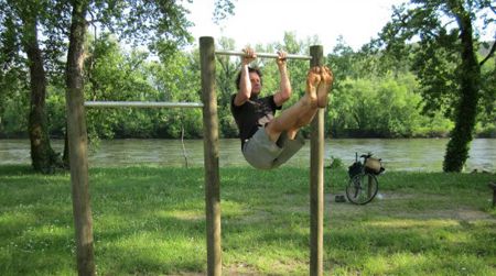 Does it get any better than this? Trees, shade, green grass and a pair of horizontal bars beside the Dordogne River, in Souillac, add up to one of the finest outdoor workout stations in France.