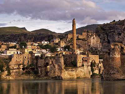 Hasankeyf is home to thousands of human-made caves, hundreds of medieval monuments and a rich-ecosystem.