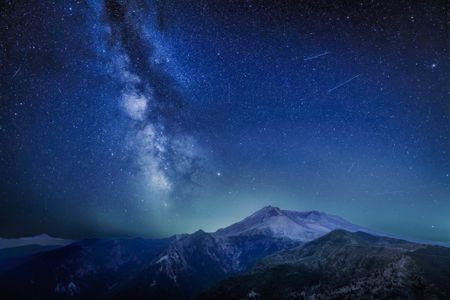 Southern Delta Aquariids meteors and the Milky Way above Mount St. Helens