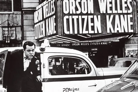 Orson Welles, already an institution at the age of 25, arrives at the 1941 premiere of his masterpiece.