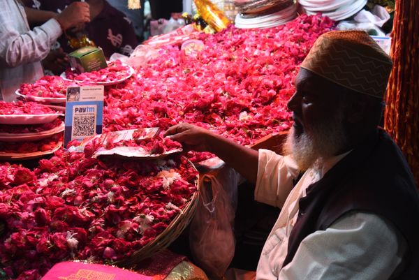 Flower Seller Selling Rose Petals thumbnail