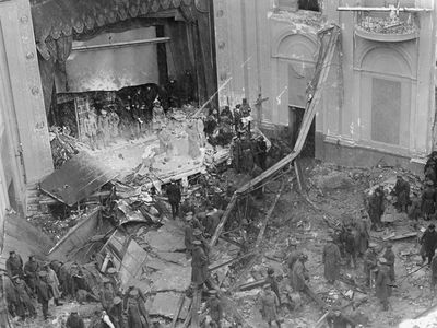 The Knickerbocker Theater&#39;s roof collapsed under the weight of snowfall, resulting in 98 deaths.