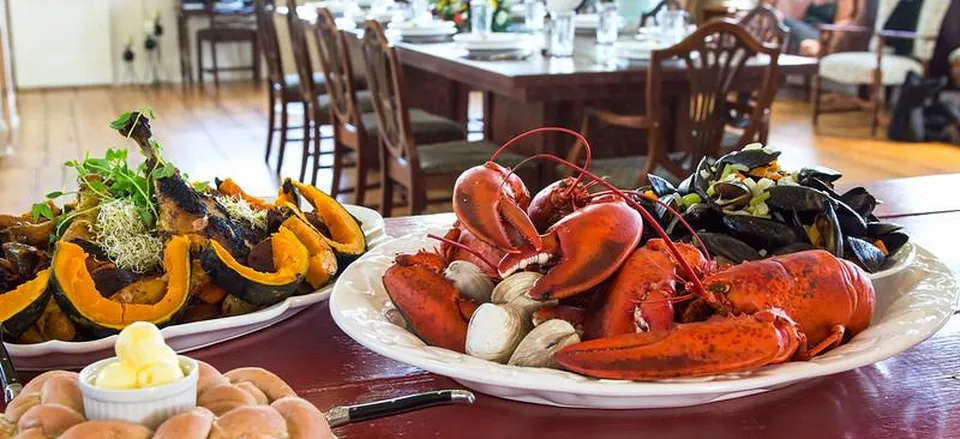  Traditional lobster meal. Credit: PEI Tourism / Paul Baglole