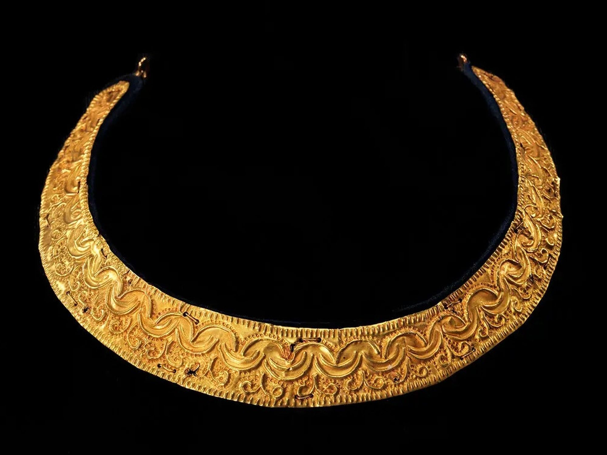 Los Angeles Museum Returns Artifacts to Ghana That Were Taken by ...