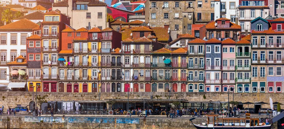  The quay along the Douro River, Porto 