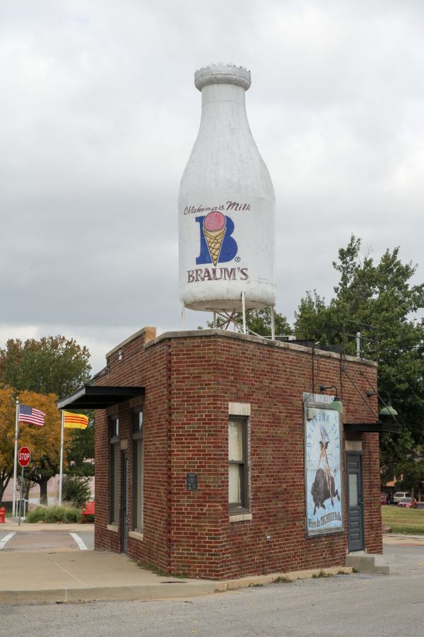 Milk Bottle Grocery along historic Route 66 thumbnail