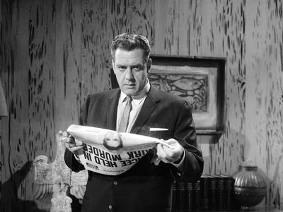 Raymond Burr as detective Perry Mason in "Case of the Deadly Toy."
