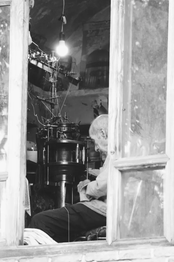 Weaving  old man thumbnail