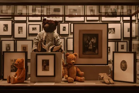 In addition to photos, teddy bears are also on display. 