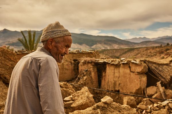 Atlas_An old Amazigh (Moroccan mountain's tribe) looking at his house destroyed by the earthquake thumbnail