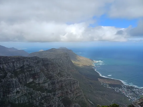 Donde la tierra se rompe y el mar respira thumbnail