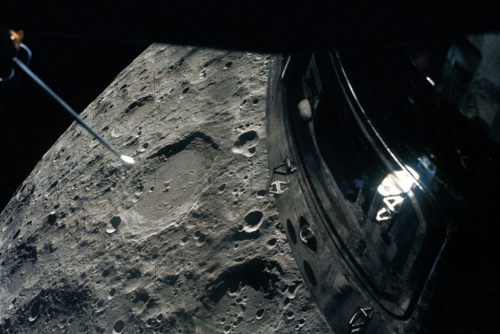Apollo_13_passing_Moon.jpg