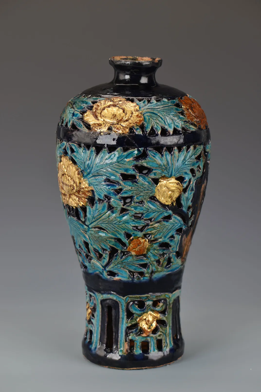 A fahua vase from the Zhengde trader