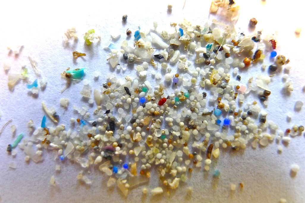 Small pieces of sand and plastic on a table