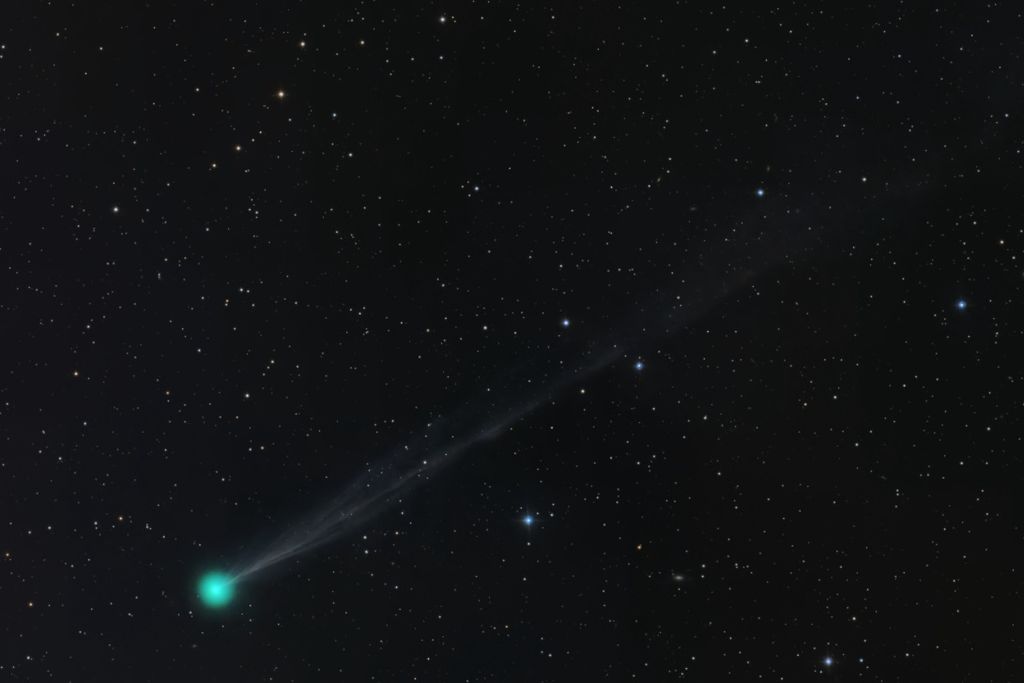 Comet C/2025 F2 (SWAN) captured from California, with a green glow and a long tail