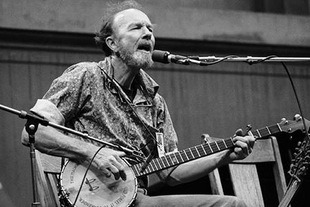 Folk musician Pete Seeger performing at the Bread and Roses III benefit concert in 1979.