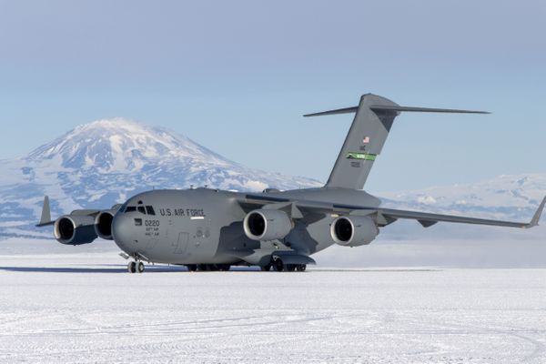 USAF C-17 against Mt. Discovery, Antarctica thumbnail