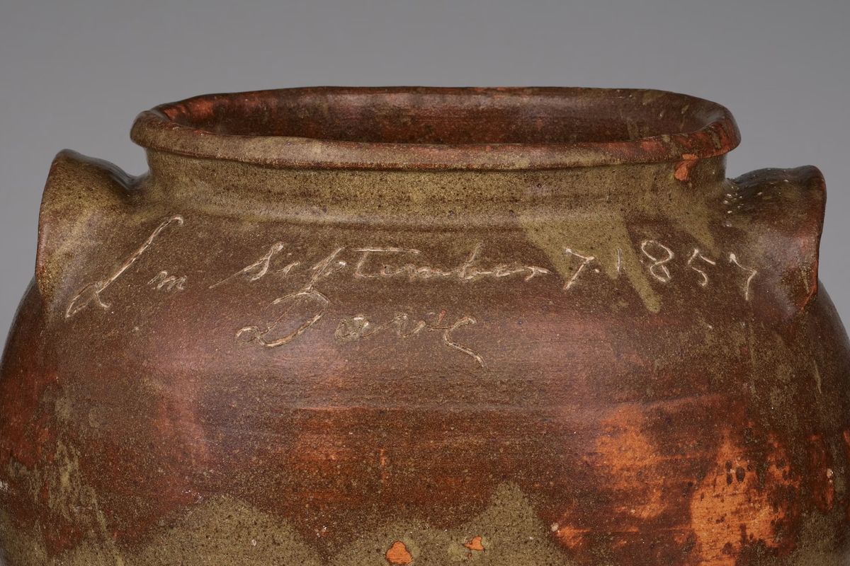 Two more stoneware jars made by David Drake, the 19th-century enslaved ceramicist, have been restituted to his descendants. <https://t.co/JOi8eobcrC>
 [↧](https