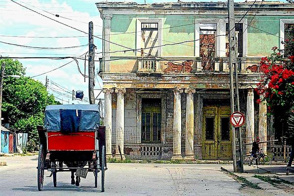 A horse drawn carriage in Sancti Spiritus Cuba thumbnail