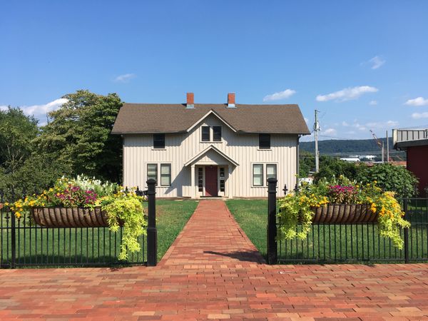 Col. Montgomery Gilbreath House