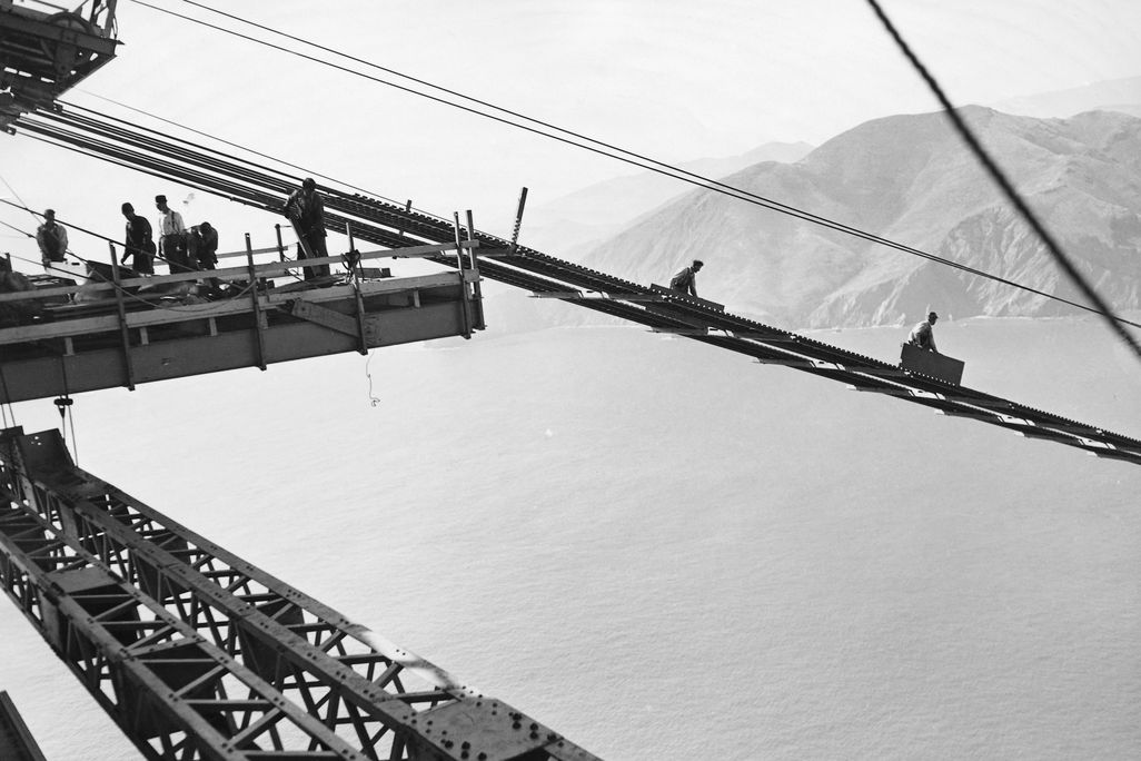 Men constructing the Golden Gate Bridge
