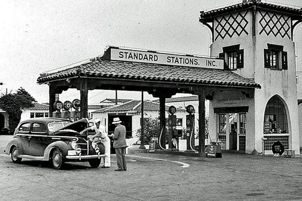 Standard_Stations_filling_station_in_California_1939.jpg