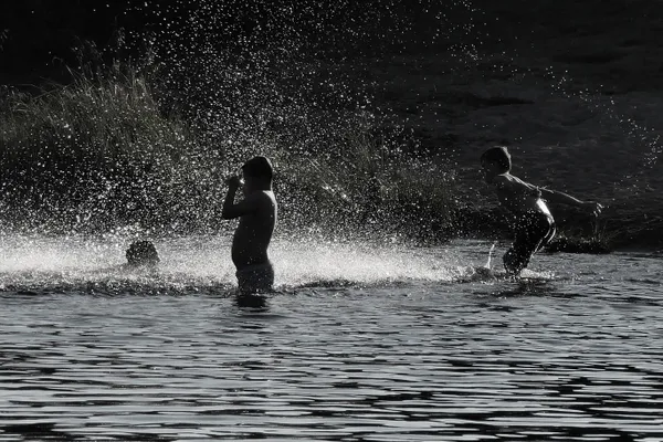 Badende Kinder.      Panasonic DC 202 D, 132 mm thumbnail