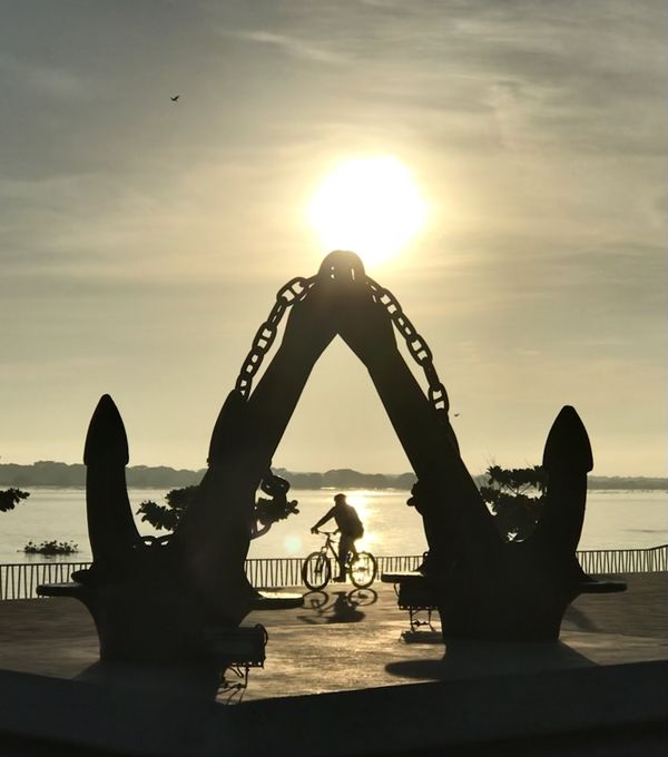 The cyclist under the anchor, the first sun of the day and the river, his companions thumbnail