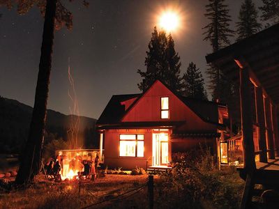Minam River Lodge social
