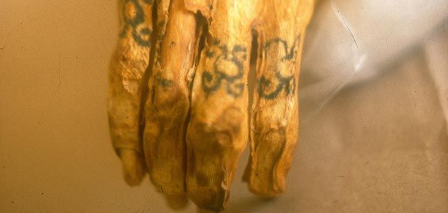 The tattooed right hand of a Chiribaya mummy