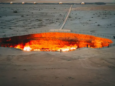 A popular tourist site, Turkmenistan&#39;s Darvasa crater pit has been burning gas for over 50 years. The country&#39;s attempts to put out its flames have been unsuccessful.&nbsp;


