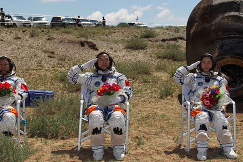Shenzhou-9-postlanding.jpg