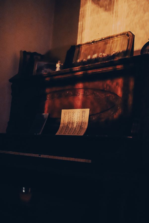 Piano in low light thumbnail