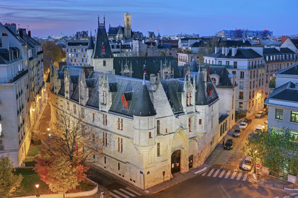 Le Marais lead