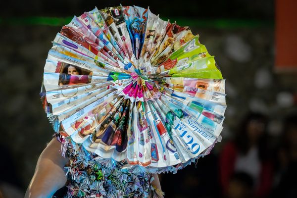 A waste-paper umbrella at the “Eco Modelo” pageant thumbnail