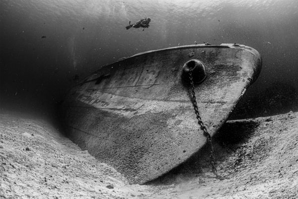 Diver and Ship thumbnail