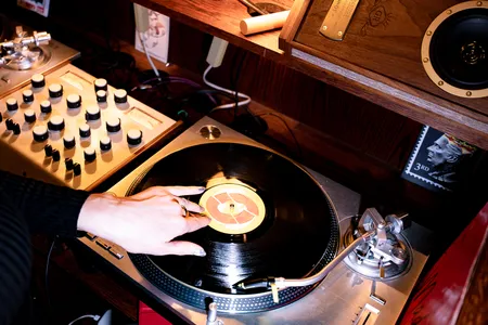 Virgin Hotels London-Shoreditch launched its new vinyl-lined listening room,&nbsp;Hidden Grooves.