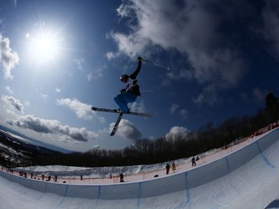 Skiers can generally execute a greater number of tricks per jump in the half-pipe than snowboarders. 