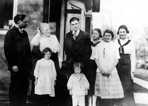 The Hemingway family, circa 1917