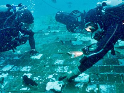 Marine biologist Mike Barnette and wreck diver Jimmy Gadomski explore a large segment of the Challenger Space Shuttle, which exploded in 1986.&nbsp;