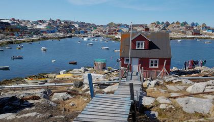 As Greenland’s Ice Sheet Melts, an Island Town Rises