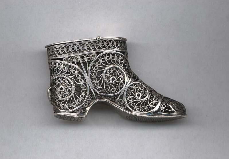Matchsafe in the shape of a shoe with filigree detail, late 19th century