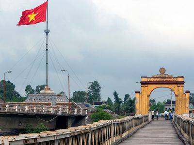 Vietnam&rsquo;s Hien Luong pedestrian bridge across the Ben Hai River is located along the 17th parallel, the former demarcation line between North and South Vietnam.