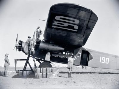 A refueling stop at Mongalla, Sudan, in 1930. Oil and gas were supplied to the way stations by the Anglo-Dutch company Shell. 
