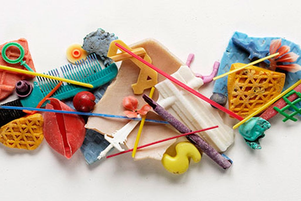 Beach plastic arrangement