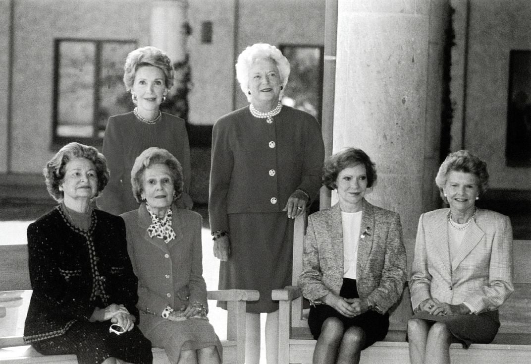 Six first ladies pose for a photo