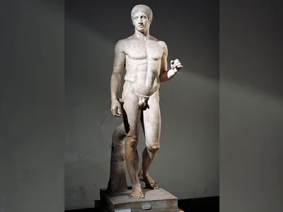 Polykleitos was enamored of proportionate beauty and even wrote a treatise on his artistic theories.&nbsp;