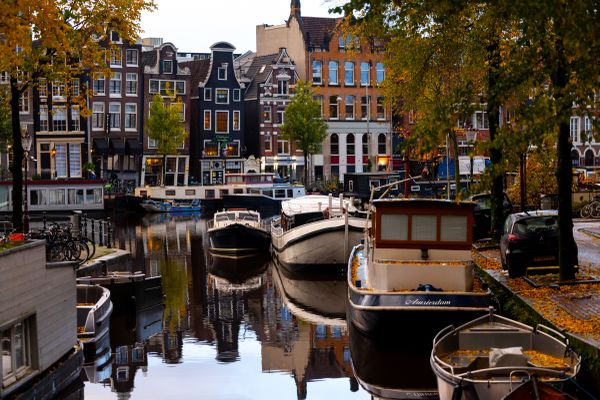 A still morning in Amsterdam thumbnail