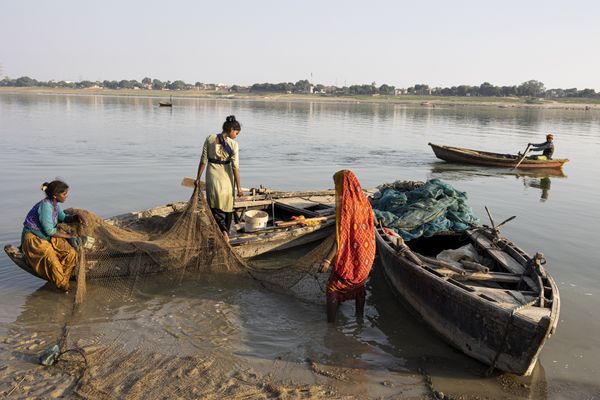 Three women fishing on the Gange river thumbnail