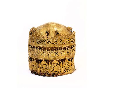 Crown, gold and gilded copper with glass beads, pigment and fabric, made in Ethiopia, 1600-1850